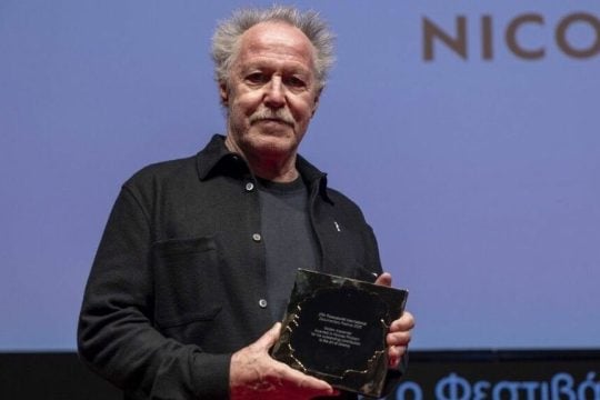 Ο βραβευμένος ντοκιμαντεριστής Νικολά Φιλιμπέρ, κρατώντας τον τιμητικό Χρυσό Αλέξανδρο, στο Ολυμπιον